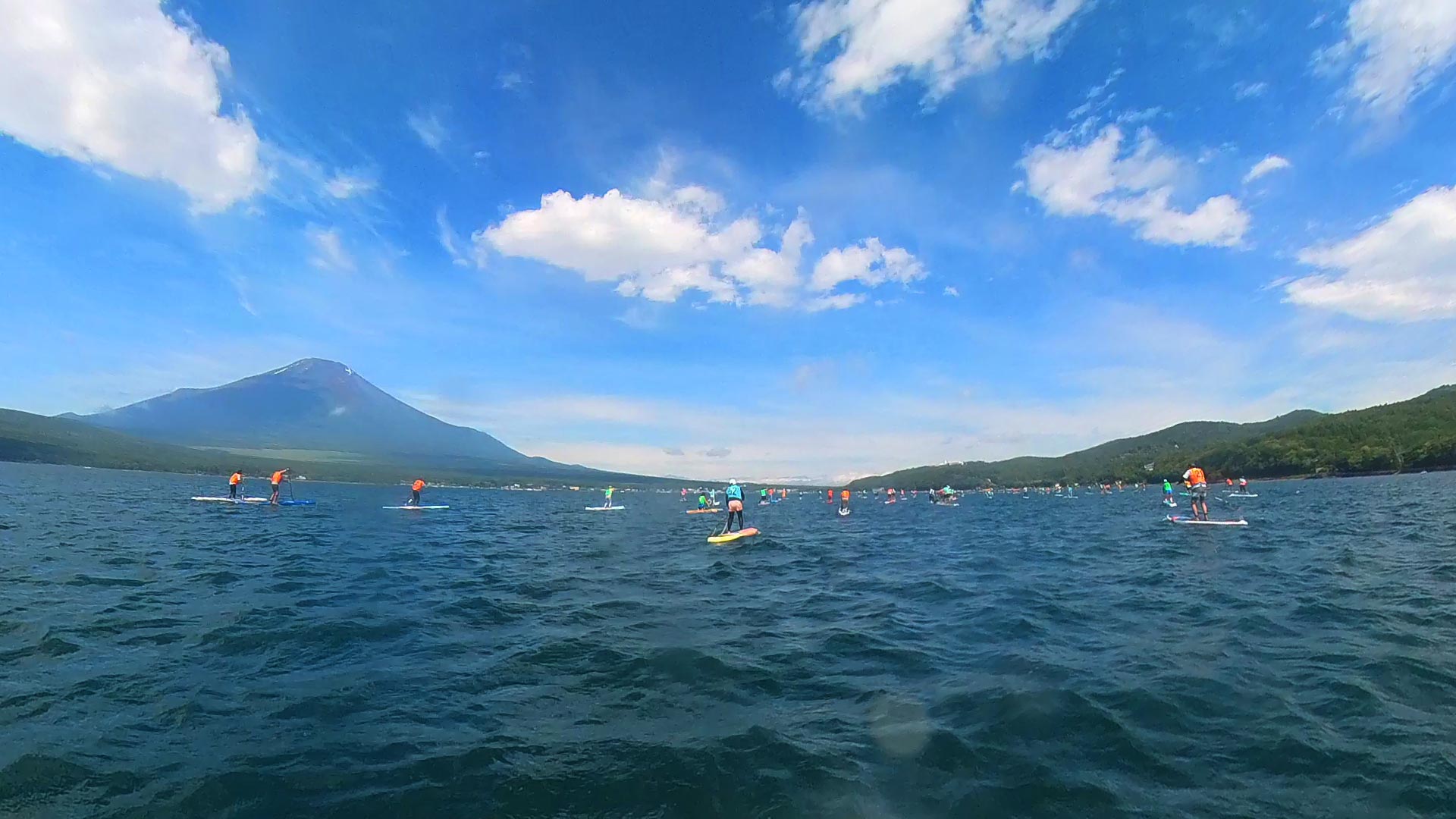 夏の湖上を駆け抜ける！鴨沢SUPレースで100人が熱戦！